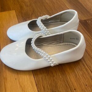 HeHalnom Girl’s White Flats With Pearl Strap Size 11